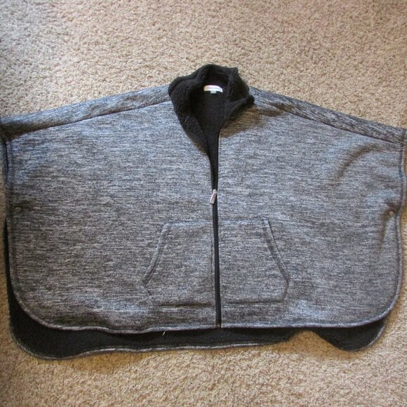 NWOT Calvin Klein Black Gray Cape Poncho Jacket One Size Zip Front Fleece Lined - Picture 2 of 3